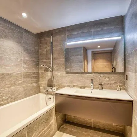 Luxurious 4-room With Pool, Gym, And Parking Apartment *