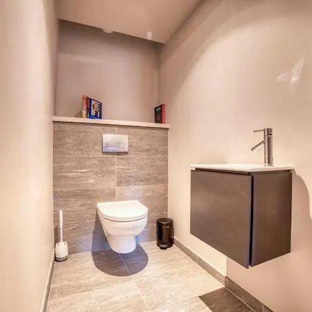 Luxurious 4-room With Pool, Gym, And Parking Apartment