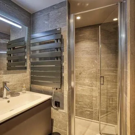 Apartment Luxurious 4-room With Pool, Gym, And Parking